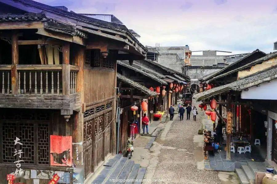 委员们讨论市政协常委会工作报告和提案工作情况报告 扫码阅读手机版